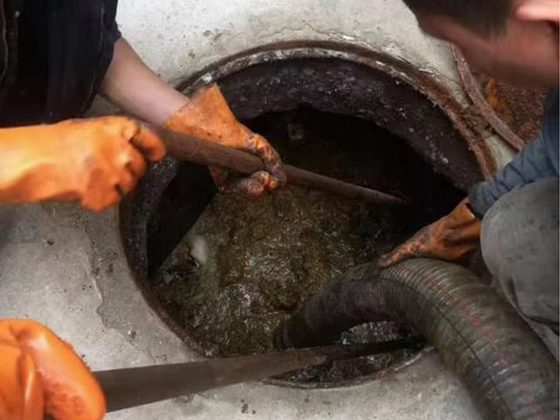 东港清理化粪池时如何避免沼气的危害？